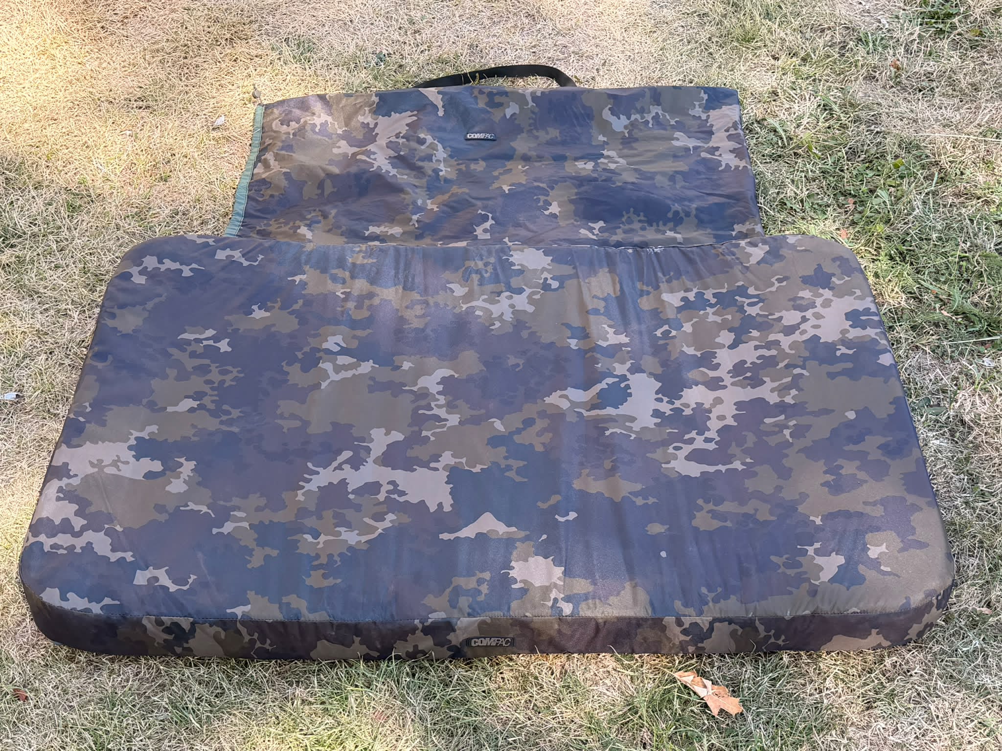 PODLOŽKA KORDA COMPAC FLAT MAT DARK KAMO
