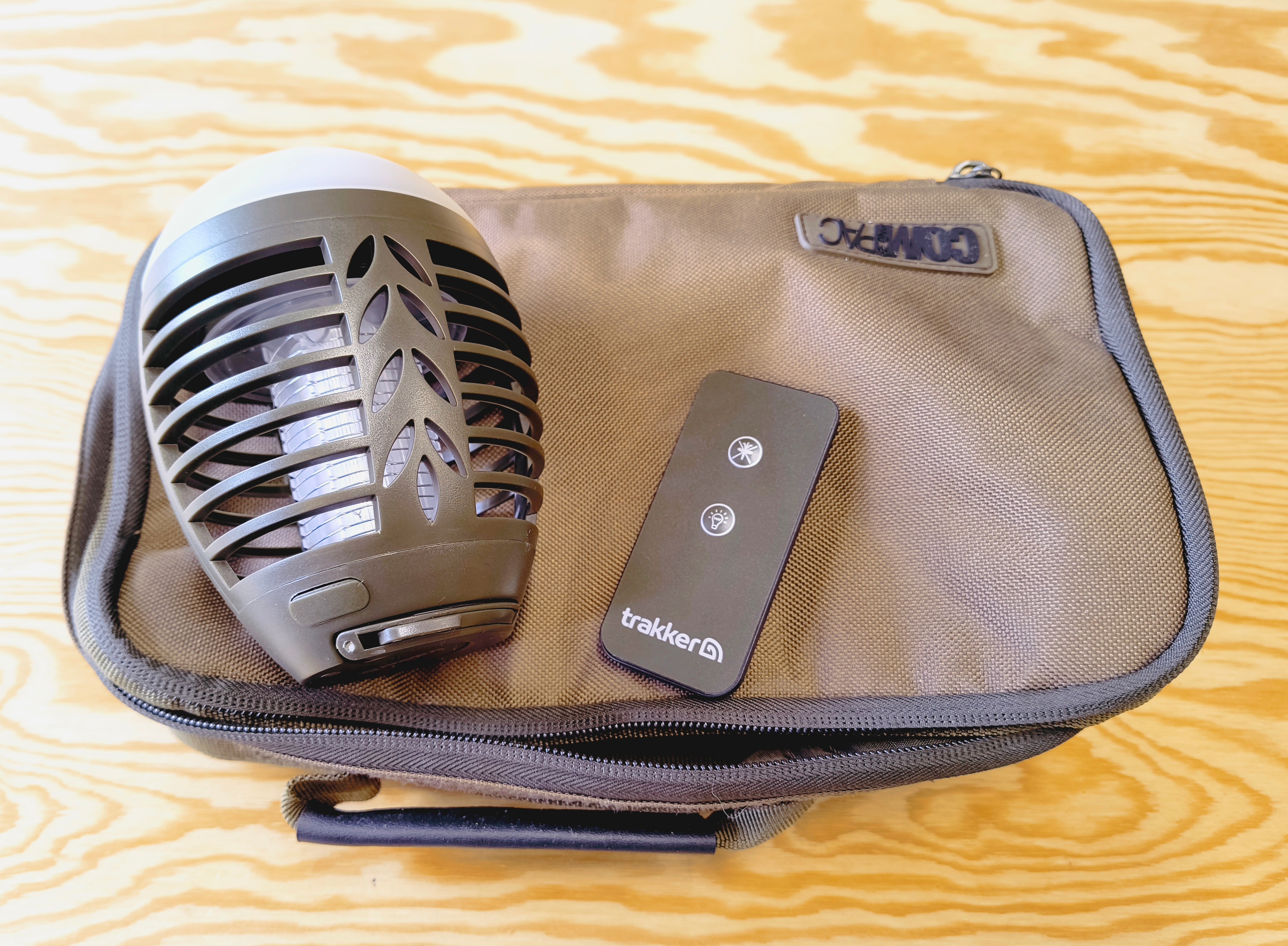LAPAČ HMYZU TRAKKER REMOTE BUG BLASTER + POUZDRO KORDA