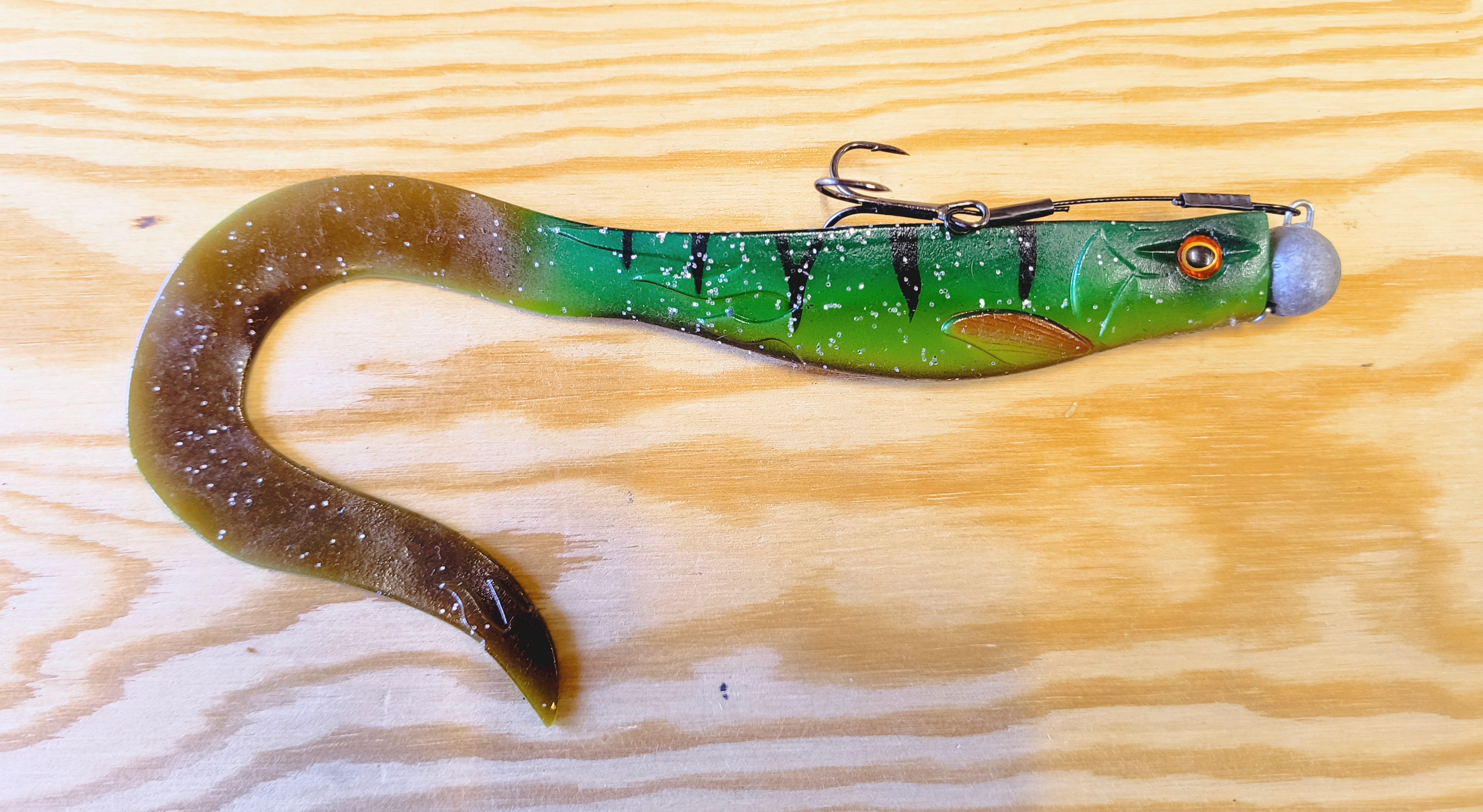 GUMOVÁ NÁSTRAHA ILLEX DEXTER EEL 15 CM SE STINGEREM A ZAVRTÁVACÍ HLAVIČKOU
