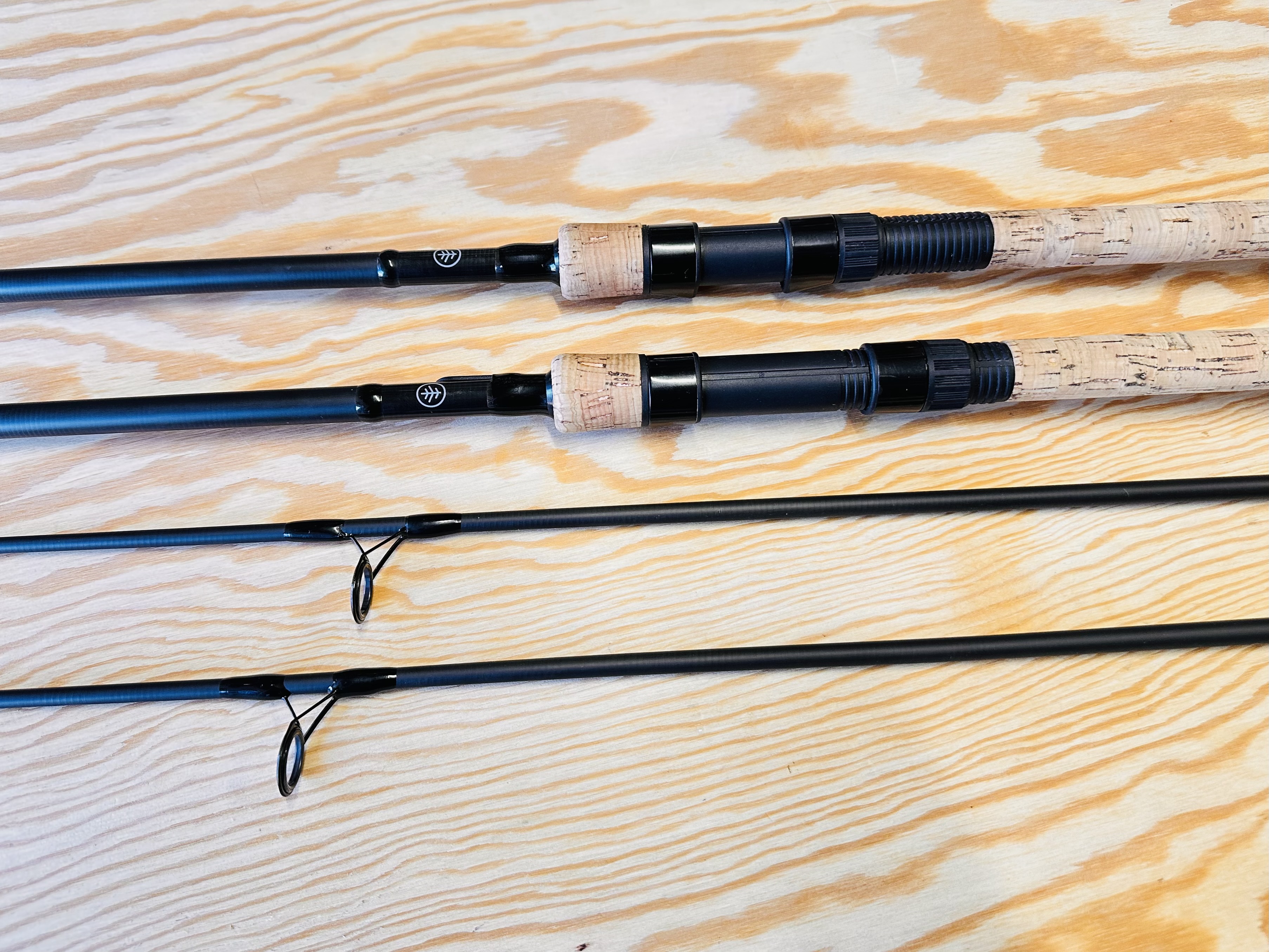 2 KAPROVÉ DVOUDÍLNÉ PRUTY WYCHWOOD RIOT CORK / 2,7 M / 2,75 LB